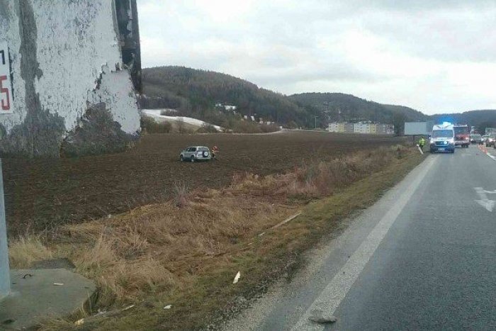 Ilustračný obrázok k článku Dopravná nehoda v Trenčíne: Auto skončilo v poli, vodič v sanitke