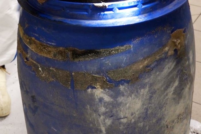 Ilustračný obrázok k článku SVET O SLOVENSKU: Polícia našla v sude pod betónom zabitého Slováka!