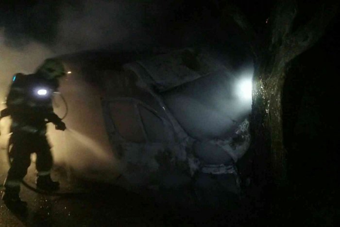 Ilustračný obrázok k článku Dodávka narazila do stromu a začala horieť: Vodič sa stihol zachrániť