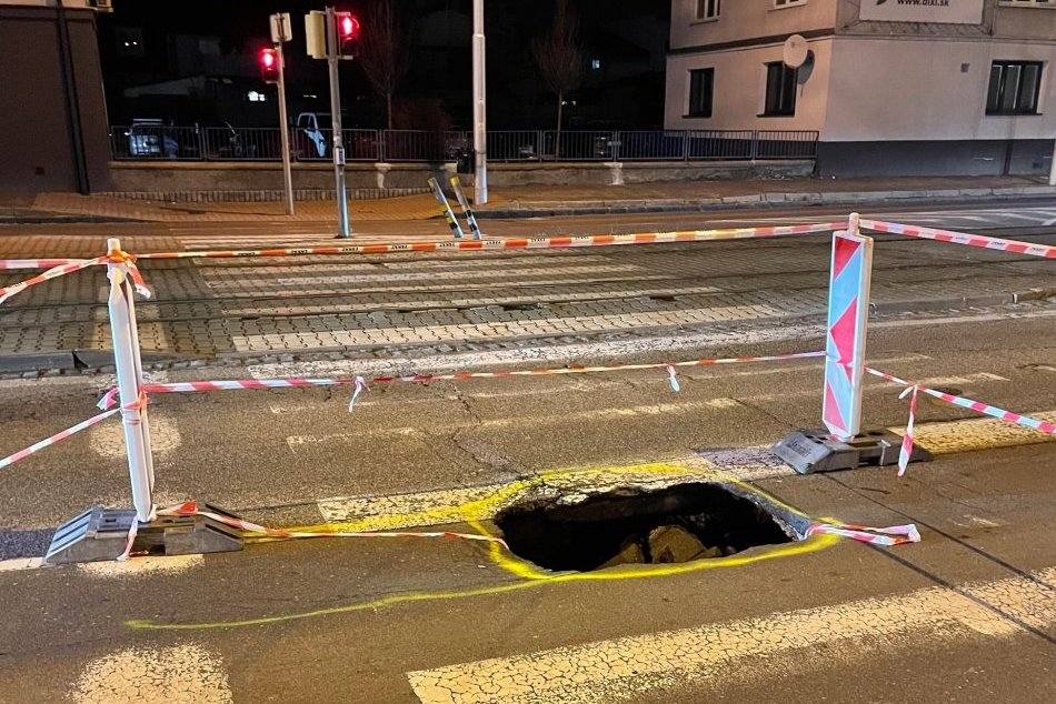 Ilustračný obrázok k článku V Bratislave sa PREPADLA vozovka. Na mieste je polícia, premávka je obmedzená