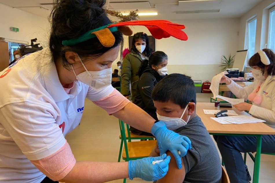 Ilustračný obrázok k článku Deti z marginalizovaných komunít zaočkujú výjazdové tímy: Pomáha aj bystrická nemocnica