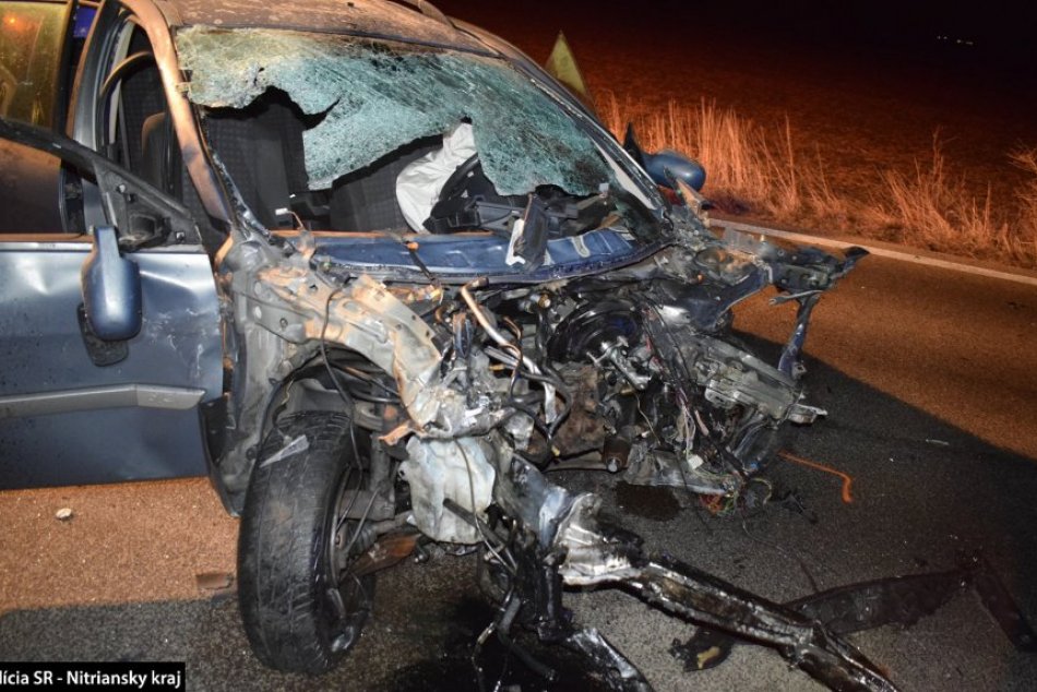 Ilustračný obrázok k článku ZÁBERY priamo z miesta: Tragická nehoda v Nitrianskom kraji, vyhasli tri mladé životy!
