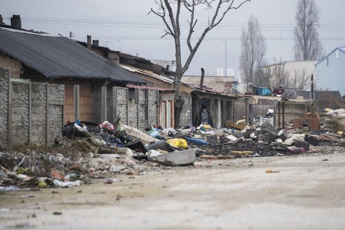 Ilustračný obrázok k článku M. Kaliňák: Slušní ľudia si chránia majetok ostnatým drôtom pred „nepostihnuteľnými“