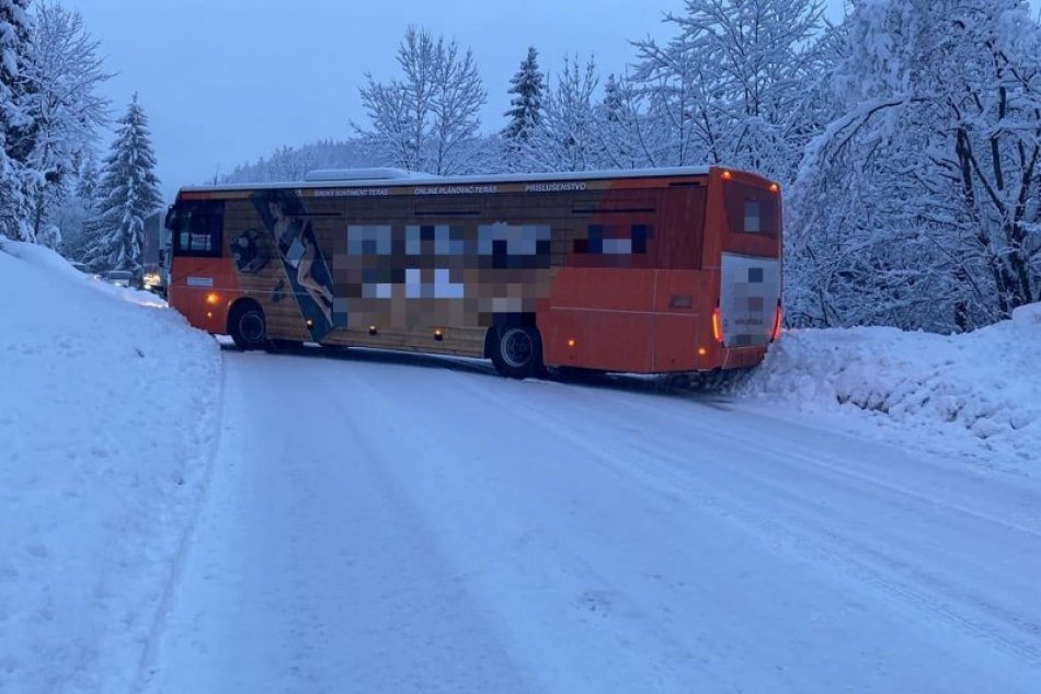 Ilustračný obrázok k článku POZOR na horských priechodoch! Donovaly zablokoval autobus, problémy sú na Šturci aj Čertovici, FOTO