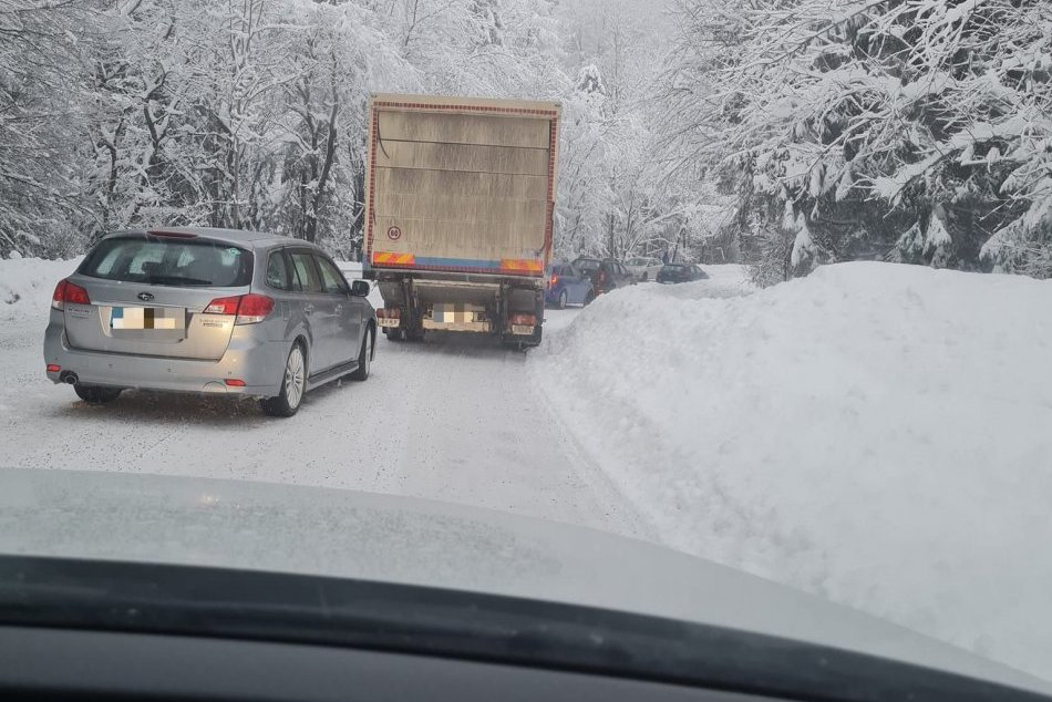 Ilustračný obrázok k článku Vodičov čakajú krušné chvíle: Čertovicu UZAVRELI, Donovaly sú naďalej NEPREJAZDNÉ