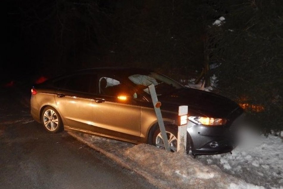 Ilustračný obrázok k článku Situáciu na cestách nekomplikuje len počasie: Opitý vodič skončil v priekope, FOTO