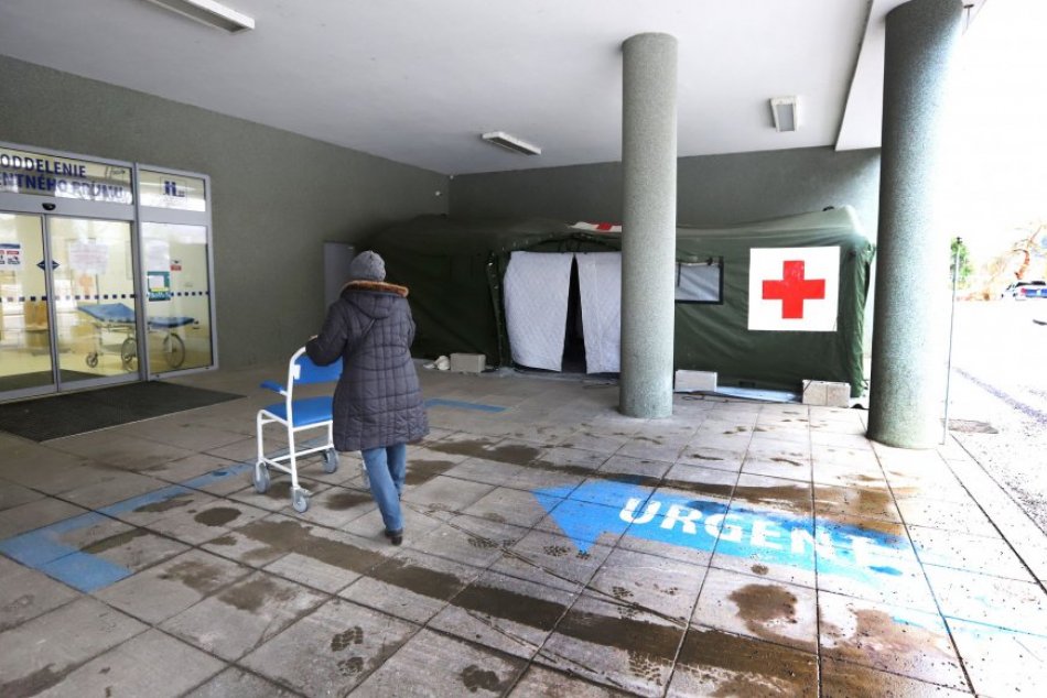 Ilustračný obrázok k článku Ako to vyzerá pri bystrickej nemocnici? S triedením pacientov pomôže triážny stan, FOTO