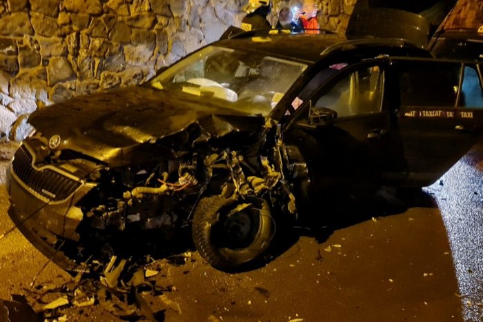 Ilustračný obrázok k článku Zrážka kamióna a taxíka v Považskej Bystrici: TROJICA sa druhýkrát narodila