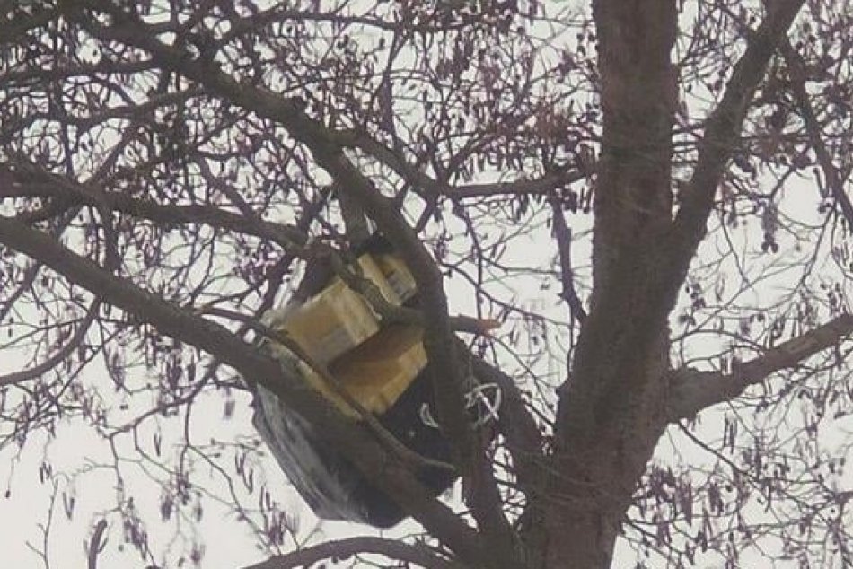 Ilustračný obrázok k článku Polícia: Dávajte si pozor na hlavy, z neba padajú balíky cigariet!