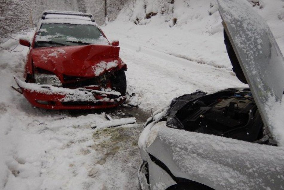 Ilustračný obrázok k článku Nehoda dvoch áut a šesť zranených: Tri sanitky ich odviezli do nemocnice, FOTO