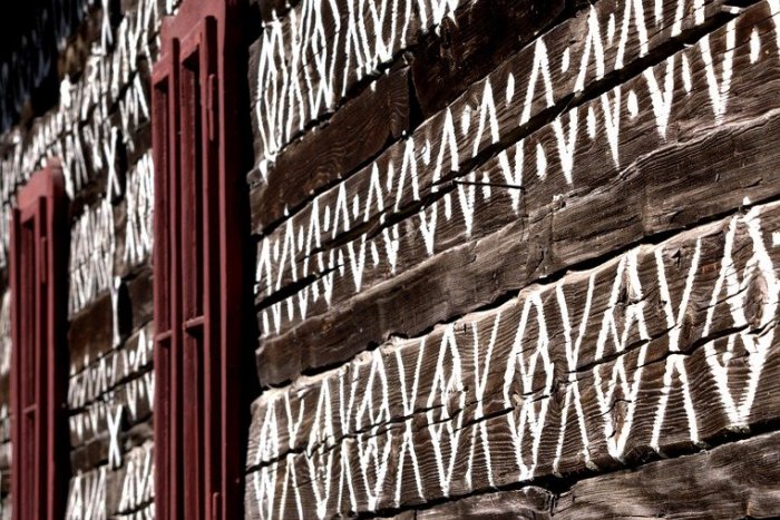 Ilustračný obrázok k článku Svetoznáma dedinka v ťažkej situácii: Obec Čičmany bojuje o svoju záchranu, VIDEO