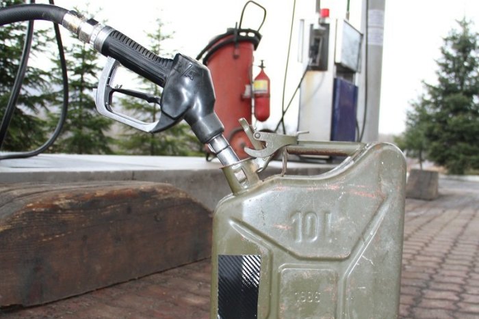 Ilustračný obrázok k článku Východniar chcel po konflikte podpáliť autá: Dobehla ho karma, proti bol dážď