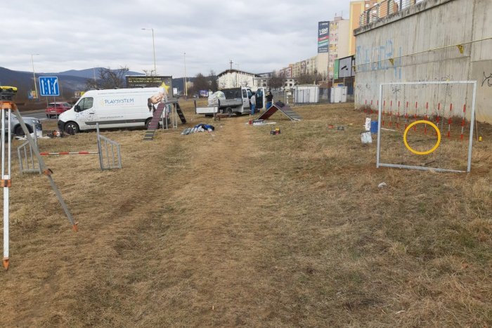 Práce na výbehu pre psov na Americkej triede