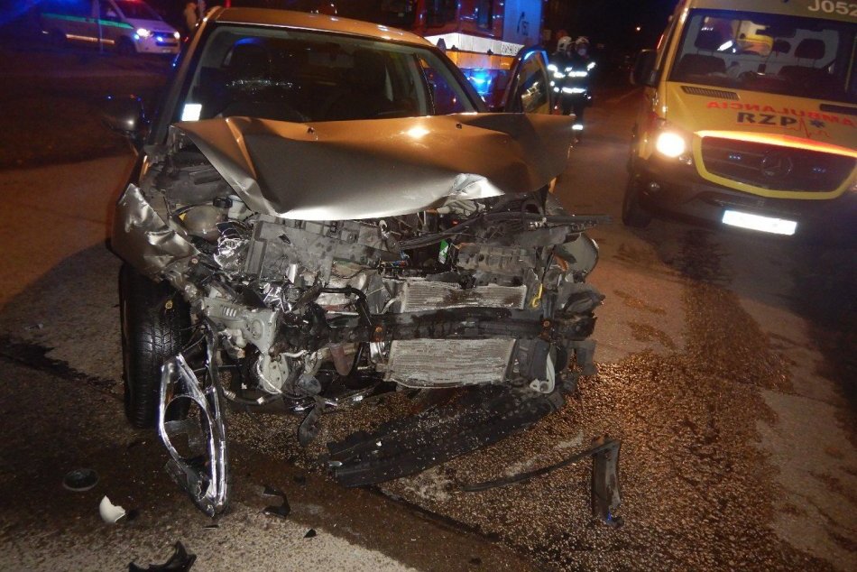 Ilustračný obrázok k článku Tvrdá búračka: Auto môže ísť do šrotu, 3 zranení skončili v nemocnici, FOTO
