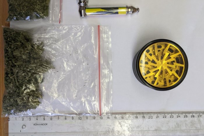 Ilustračný obrázok k článku Čo to partia mladých ľudí viezla po Bystrici? Polícia už koná, FOTO