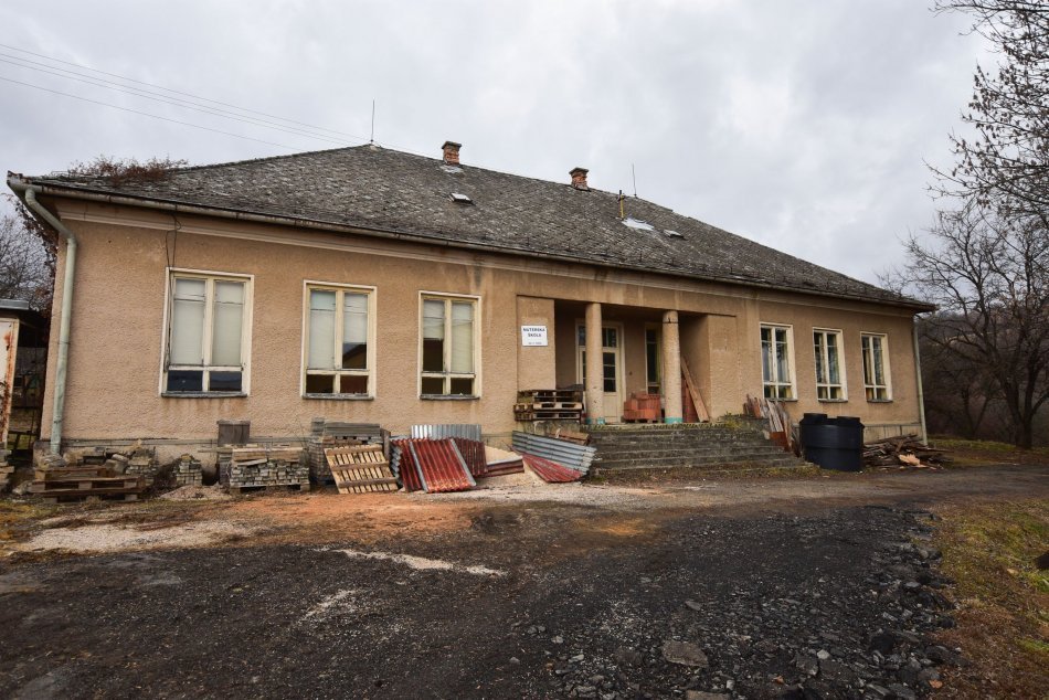 Ilustračný obrázok k článku Nevyužitá budova školy v Tuhári ožije: Čo tam chce vybudovať obec?