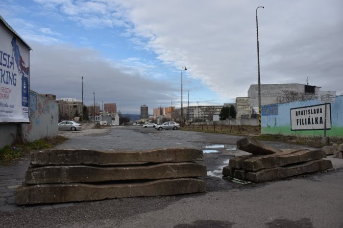 Ilustračný obrázok k článku Miest na PARKOVANIE je v Bratislave stále málo: Bude sa dať opäť odstaviť auto na Filiálke?