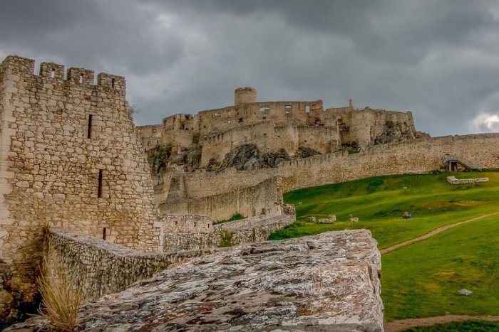 Ilustračný obrázok k článku Cesty a chodníky pod Spišským hradom čaká obnova: Pôjde na to takmer pol milióna eur