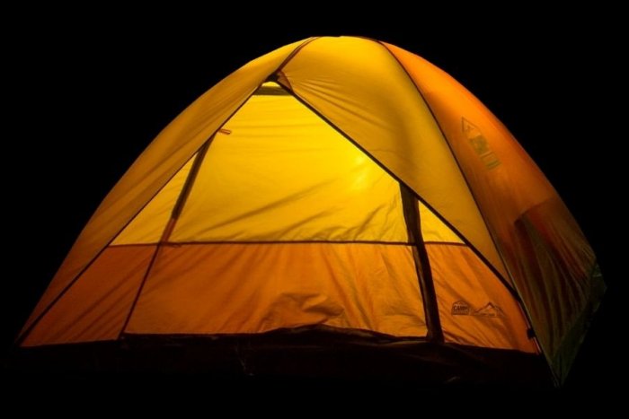 Ilustračný obrázok k článku V Prešove je možné asi čokoľvek: V obchode niekto manipuloval s ohňom a podpálil stany