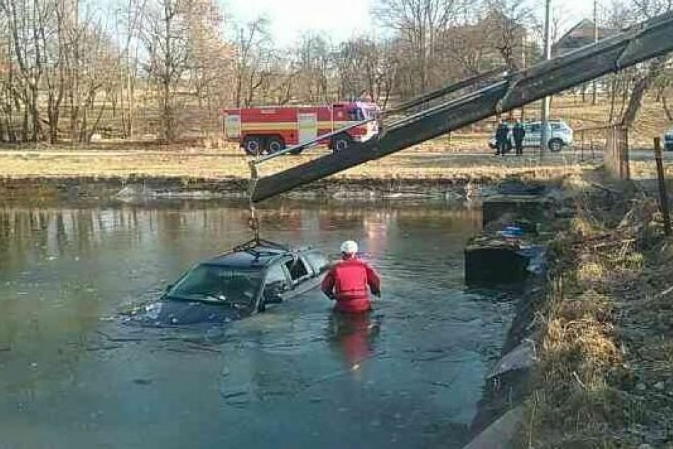 Ilustračný obrázok k článku Auto skončilo pod VODOU: Hasiči ho vyťahovali z požiarnej nádrže, FOTO