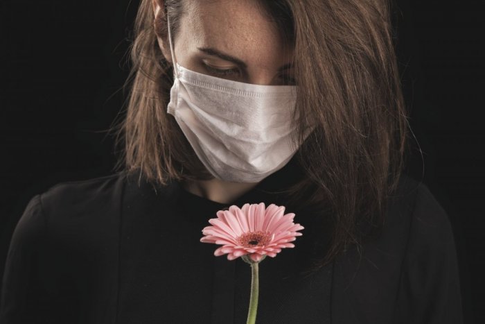 Ilustračný obrázok k článku Z objatí rovno do KARANTÉNY! Na Valentína sa dozvedelo 801 Trnavčanov, že má OMIKRON