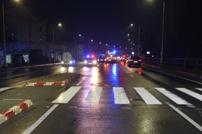 Ilustračný obrázok k článku Dopravná nehoda na priechode pre chodcov: Žena zostala ZAKLIESNENÁ pod autom!