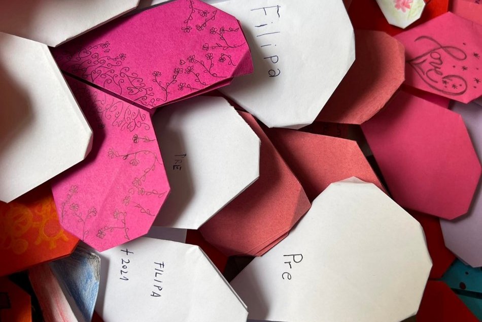 Ilustračný obrázok k článku Odkazy v srdiečkach, ktoré vám zovrú srdce a dojmú vás k slzám: Filip, chýbaš nám!