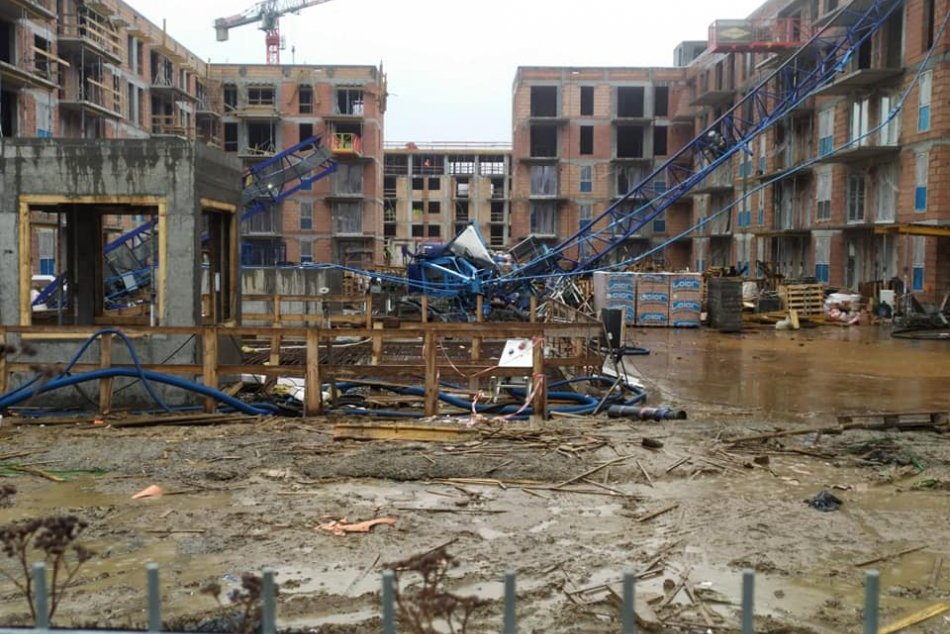 Ilustračný obrázok k článku Víchrica v Poľsku udrela plnou silou: Dôchodcu v aute zavalil strom, bol na mieste MŔTVY