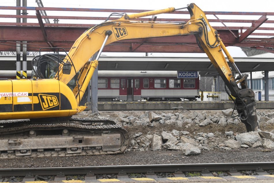 Ilustračný obrázok k článku OBRAZOM: Na stanici vládne pracovný ruch. Ako napreduje rekonštrukcia nástupíšť?