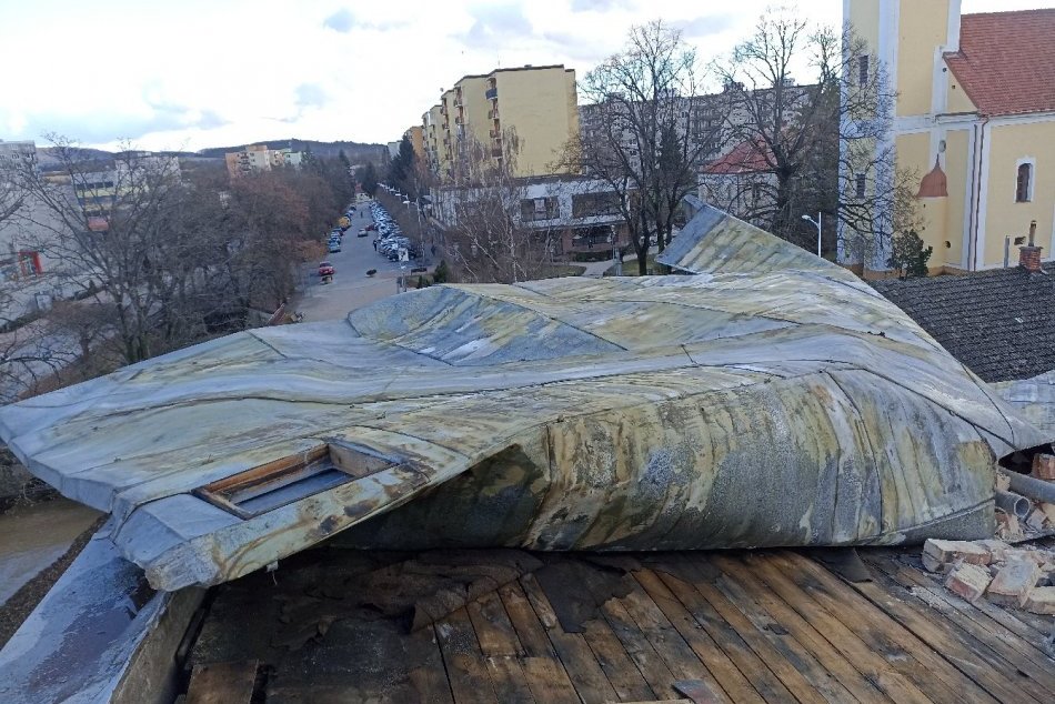 Ilustračný obrázok k článku V Trenčianskom kraji víchrica Ylenia lámala stromy a trhala strechy, FOTO