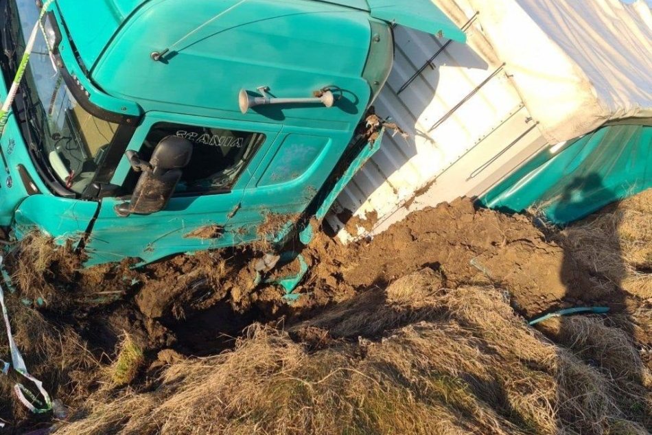 Ilustračný obrázok k článku Kamión sa zaryl do pôdy: Hlavný cestný ťah uzavreli na niekoľko hodín, FOTO