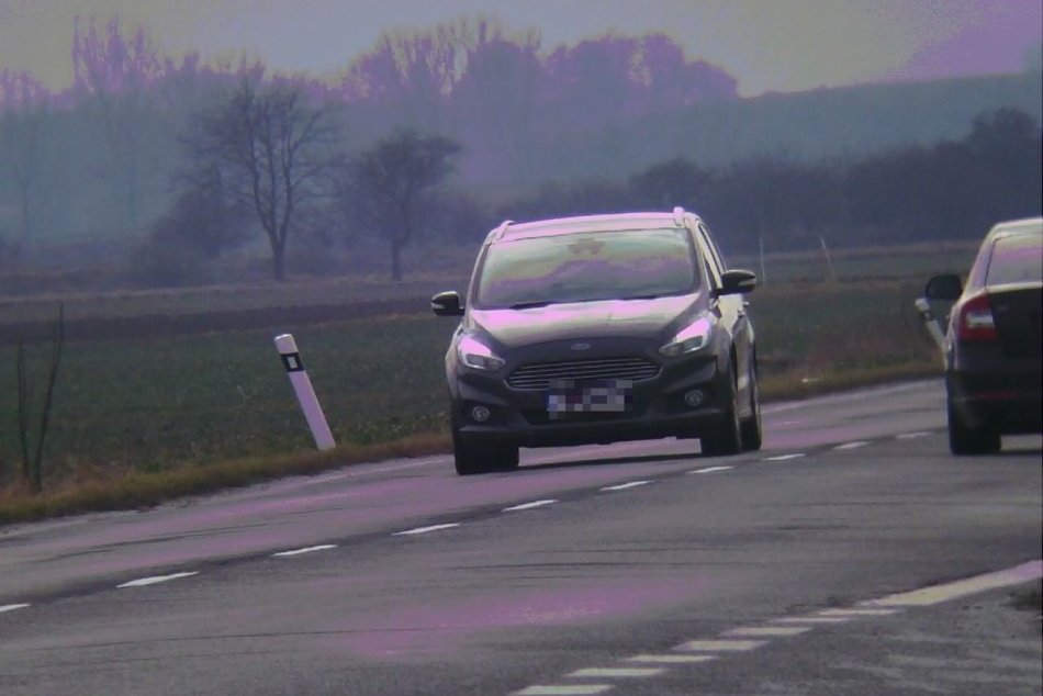 Ilustračný obrázok k článku Mladík zdá sa KAŠLE na predpisy: Z ciest pri Trenčíne má pretekársku dráhu, FOTO