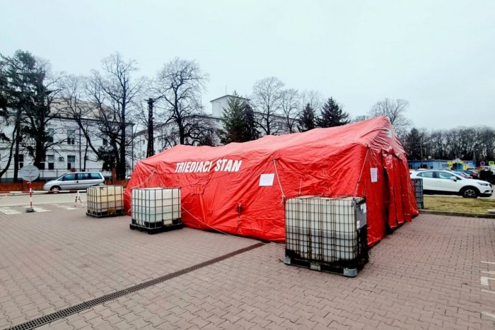 Ilustračný obrázok k článku Hasiči mali plné ruky práce: VETRISKO sfúkol v Trnave aj triážny stan