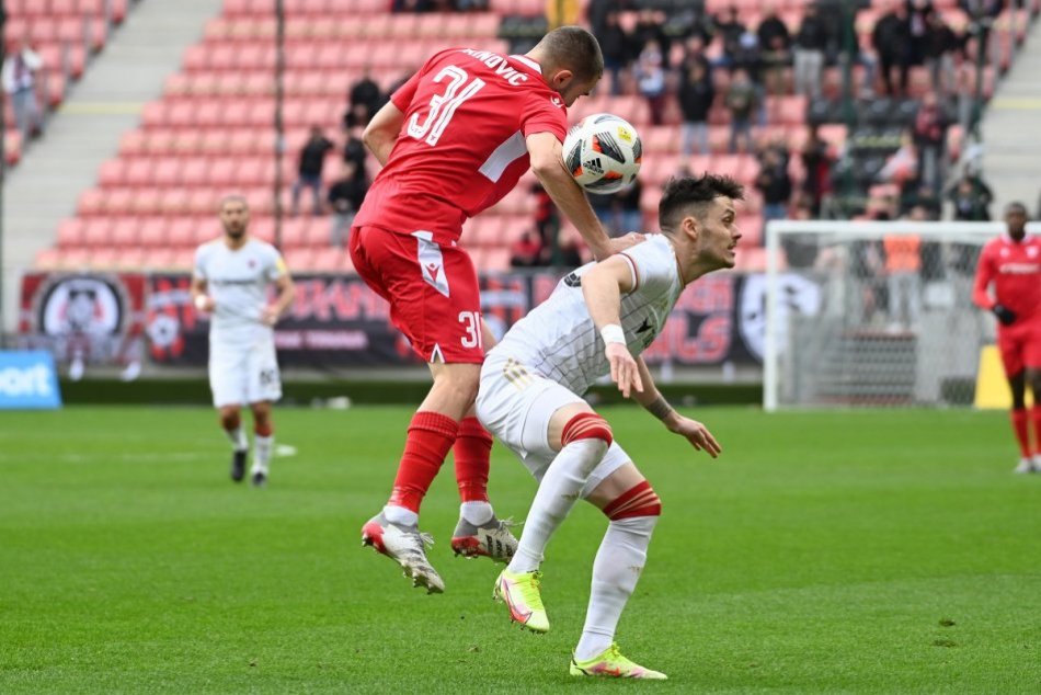 Ilustračný obrázok k článku Cenný výsledok pre AS Trenčín z horúcej trnavskej pôdy, FOTO
