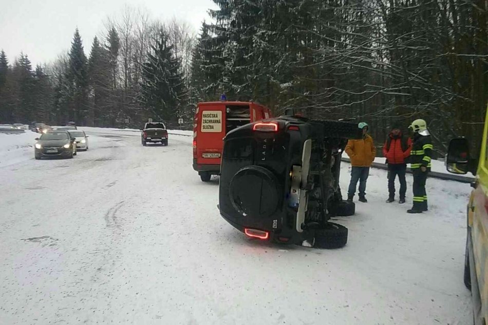 Ilustračný obrázok k článku Cestou na Donovaly skončilo auto na boku: Vyslobodiť museli zranené osoby, FOTO