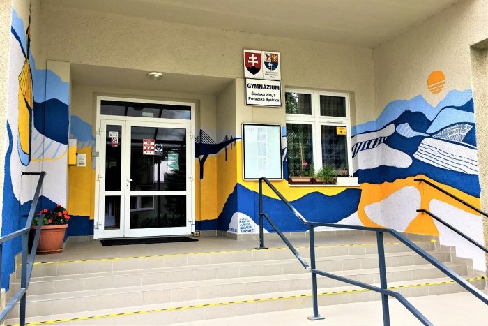 Ilustračný obrázok k článku Gymnázium v Považskej Bystrici čaká dôležitá ZMENA: Začne sa učiť bilingválne