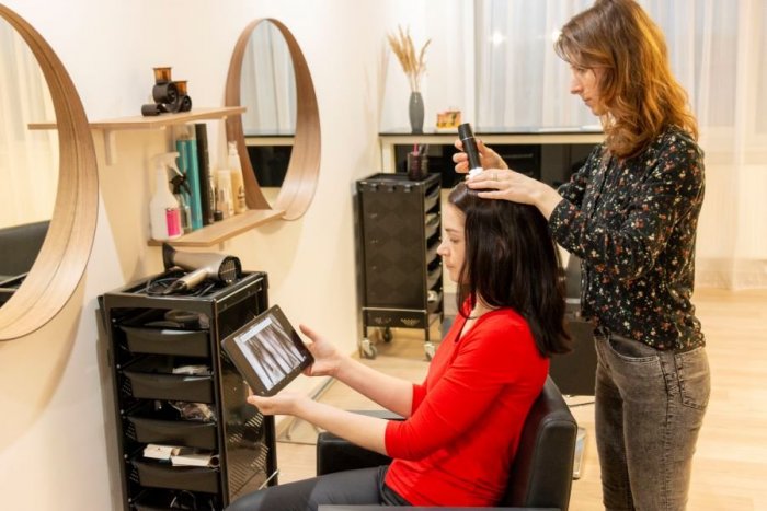 Ilustračný obrázok k článku Trápia vás problémy s vlasovou pokožkou? Pomôže vám dermotrichológ