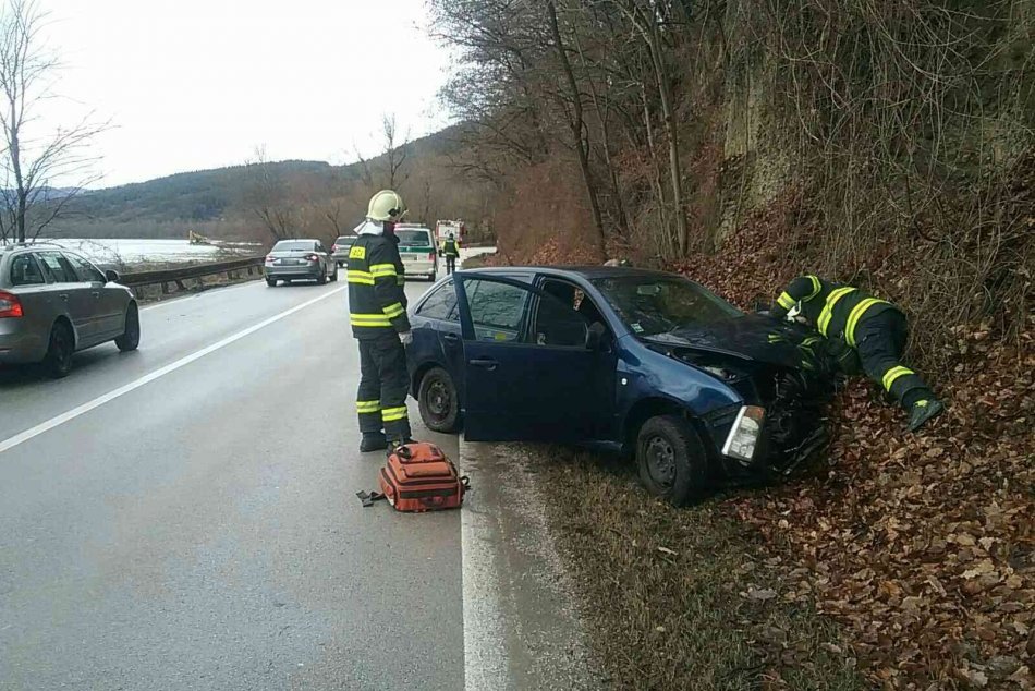 Ilustračný obrázok k článku Zrážka dodávky a auta pri Považskej: Zranený šiel sanitkou do nemocnice, FOTO