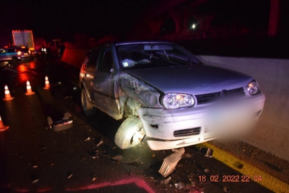 Ilustračný obrázok k článku Hrozivá nehoda za Mýtnou: Opitý nevodič narazil do oproti idúceho kamióna, FOTO