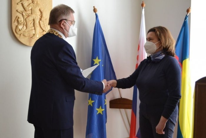 Ilustračný obrázok k článku Nitriansky kraj má novú poslankyňu: Nahradila zosnulého Lászlóa Szigetiho