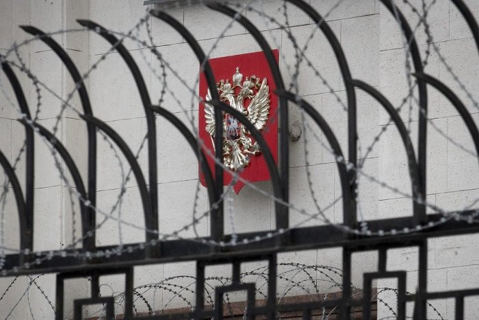 Ilustračný obrázok k článku Rusko EVAKUUJE personál diplomatických misií na Ukrajine: Z ambasády zvesili ruskú vlajku