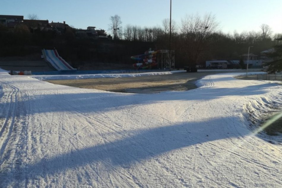 Ilustračný obrázok k článku Bystrica sa môže pochváliť KURIOZITOU: Najviac snehu je na kúpalisku, FOTO