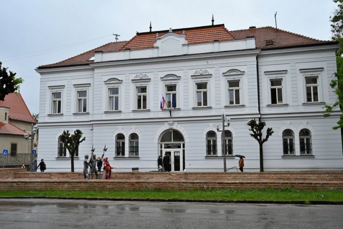 Ilustračný obrázok k článku Nezmyselný FALOŠNÝ poplach na súde v Trnave: Anonym tam nahlásil BOMBU!