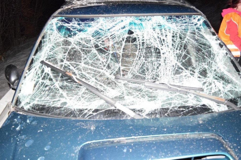 Ilustračný obrázok k článku Auto sa prevrátilo cez strechu: Dnu sedeli žena a muž, obaja opití, FOTO