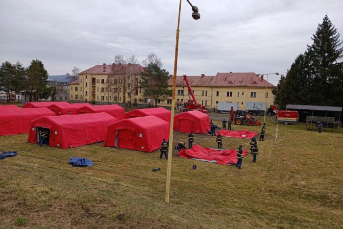 Ilustračný obrázok k článku V Humennom vyrástol núdzový tábor. Stany prichýlia utečencov z Ukrajiny