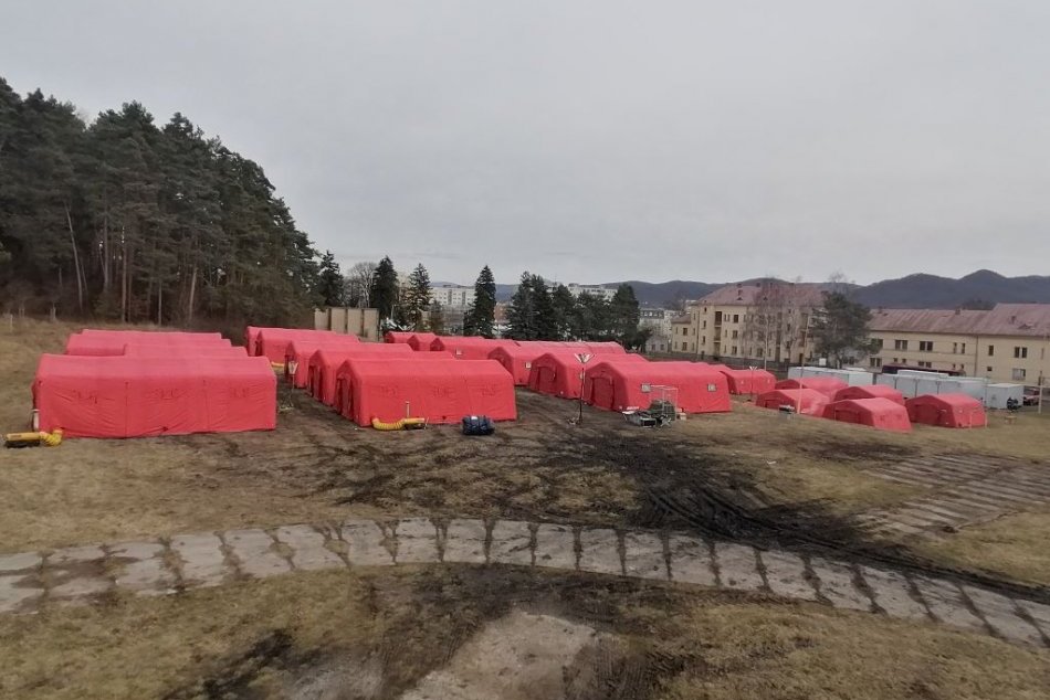 Ilustračný obrázok k článku Aktuálna SPRÁVA zo stanového tábora v Humennom: Cez noc prijali ďalších utečencov!