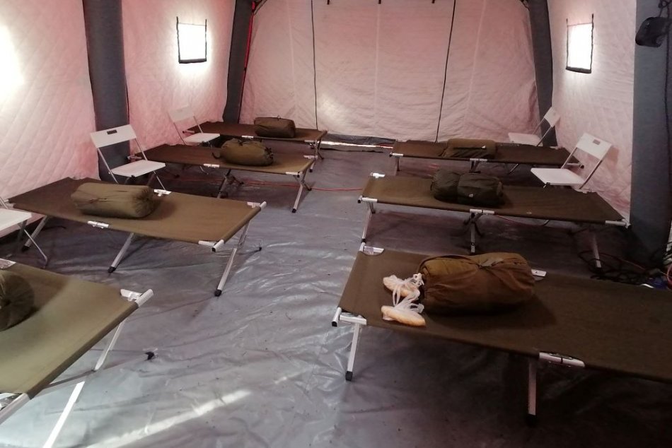 Ilustračný obrázok k článku Pomoc po NIČIVIOM požiari v osade: Desiatkam ľudí postavia veľkokapacitné stany