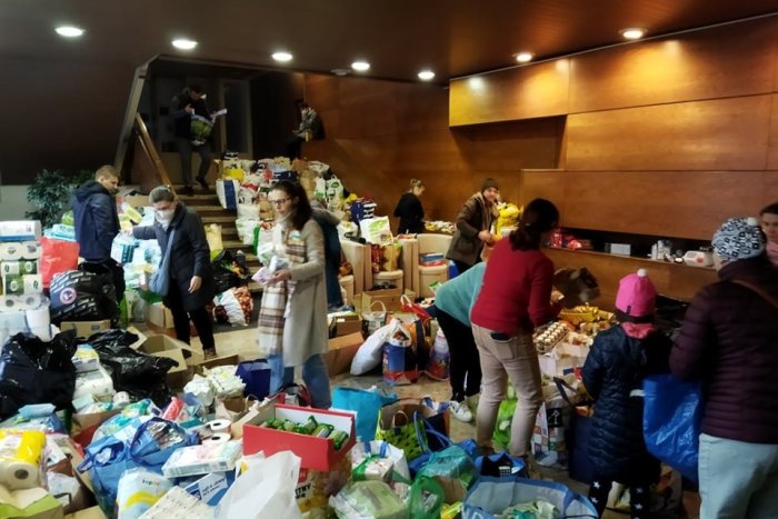 Ilustračný obrázok k článku Do staromestskej zbierky sa zapojili STOVKY ľudí: Na Ukrajinu odišli plné autá