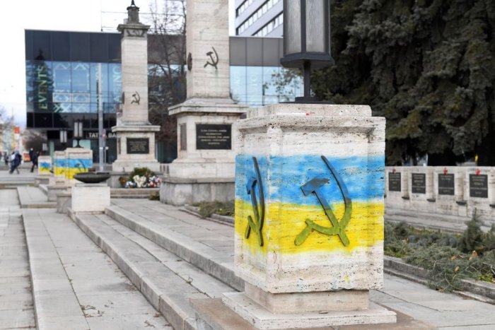 Ilustračný obrázok k článku FOTO: Pamätník sovietskej armády terčom vandalizmu. Pomaľovali ho na modro-žlto