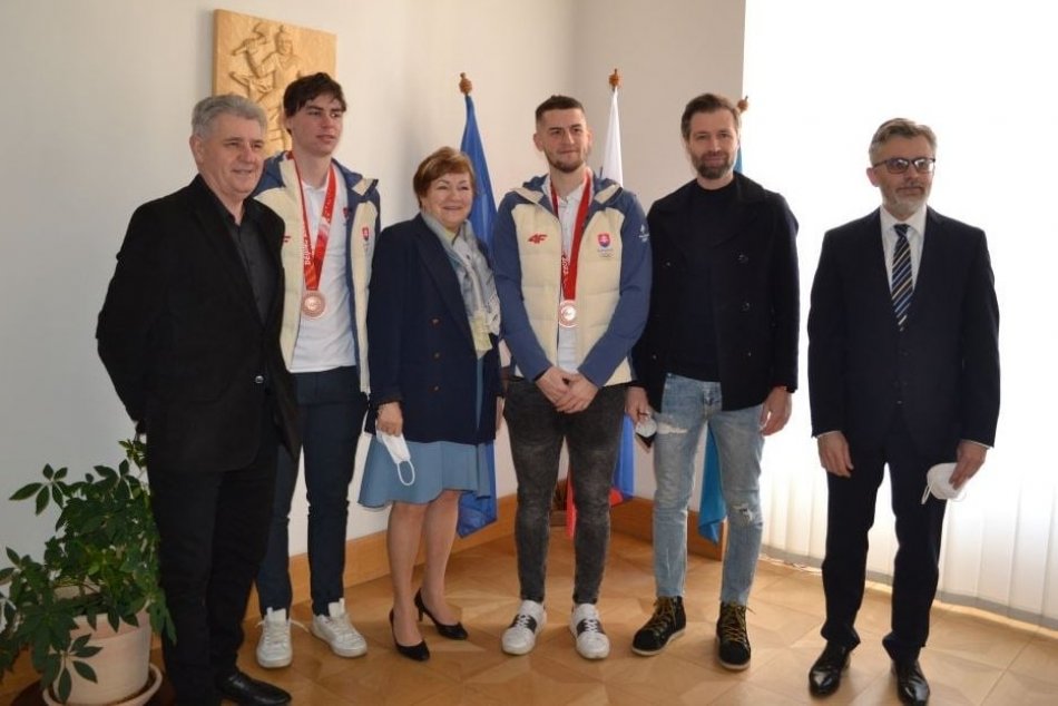 Ilustračný obrázok k článku Bronzových hokejistov ocenil aj kraj: Zlatú plaketu si prevzal Nemec a Holešinský